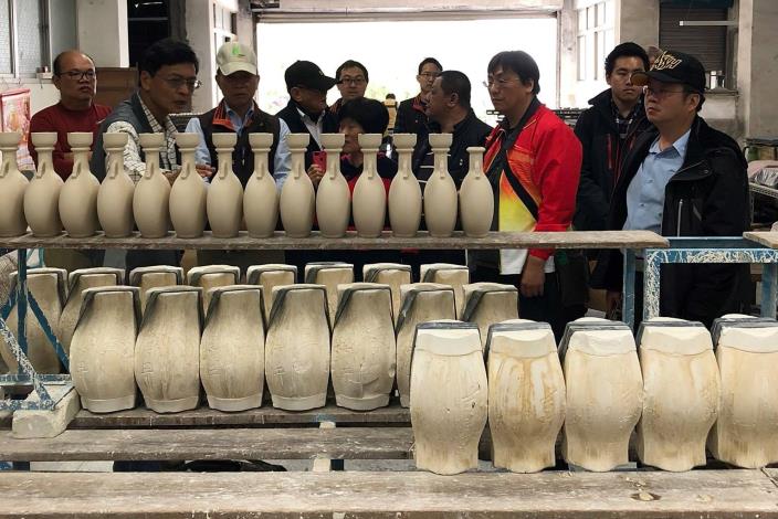 1080111新竹市新埔鎮公所率隊蒞金門縣陶瓷廠參觀酒瓶生產線製作過程(2)