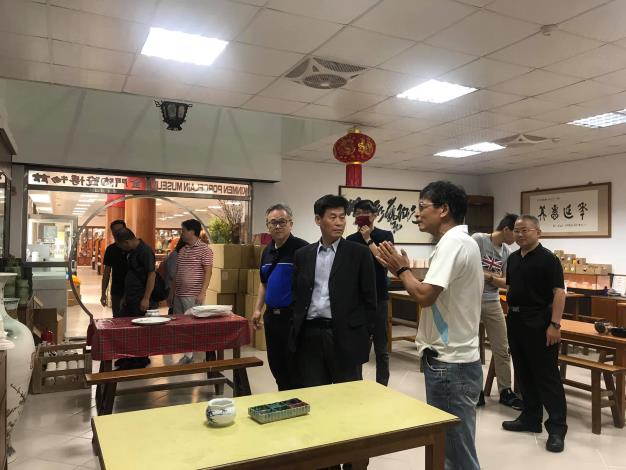 1080531圖為國立臺中科技大學校長謝俊宏及團隊聆聽金門縣陶瓷廠解說介紹。