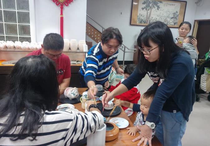 1081118 PushBike.tw試騎會蒞金門縣陶瓷廠體驗陶瓷DIY彩繪，圖為親子協力彩繪。