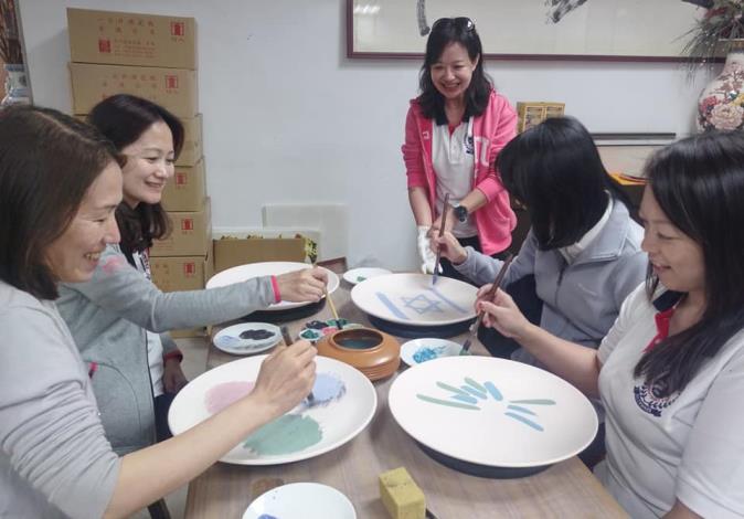1081116國立台灣大學EMBA成員蒞臨金門陶瓷廠彩繪揮毫