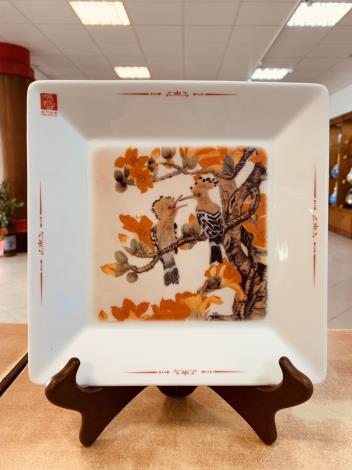 1110125金門縣陶瓷廠新品推出「木棉戴勝浯語」圖為工筆畫家-林翠雲老師所繪。