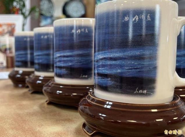 1110408金門縣陶瓷廠配合時節推出藍眼淚紀念款馬克杯。-2