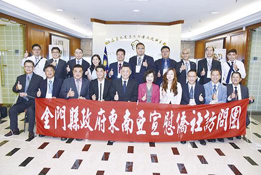縣府星馬參訪團昨日拜會駐馬來西亞台北經濟文化辦事處大使洪慧珠（前排右5）等人。（陳冠霖攝）1