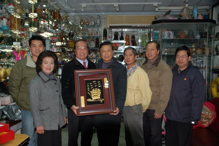 為感謝金門日報記者洪志慶長期為地區發聲，特於退休時以本會名義致贈紀念牌。