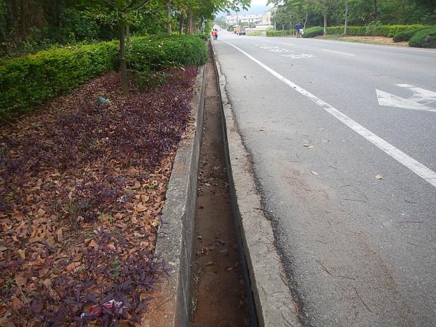 1100408.09道路附屬設施養護-沙青路段水溝清淤以維持排水暢通