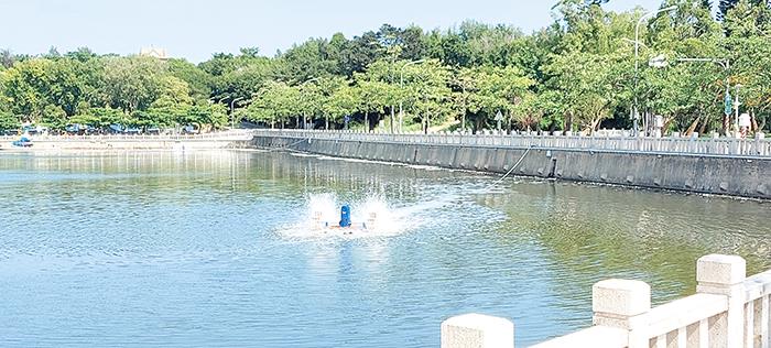 養工所在莒光湖加裝水車，促進湖內水體流動及含氧量。