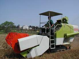 農試所-小麥聯合收穫機照片