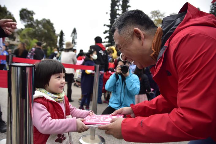 109年1月25日農曆春節縣長至各所發放福袋
