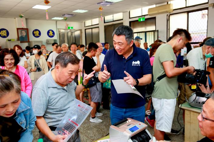 109年7月17日縣長與首長關心1 1振興券發放現場民眾