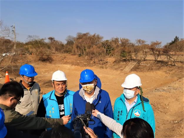 1100208縣長實勘農塘浚挖情形，希望藉由農塘浚深增加農業儲水空間。 (2)