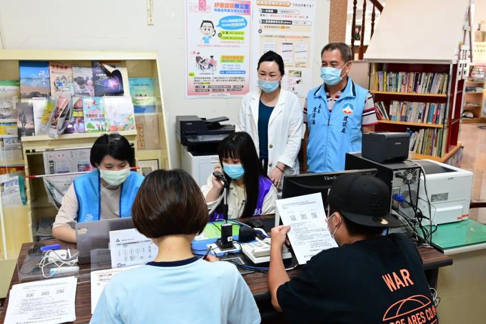 1100707烈嶼鄉長洪若珊、建設處長陳祥麟抵「三創紓困諮詢辦公室」駐點現場，實地了解首